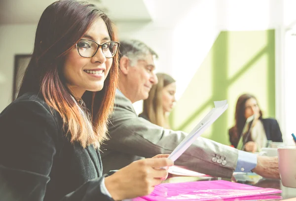 Mujer de negocios en una oficina — Foto de Stock