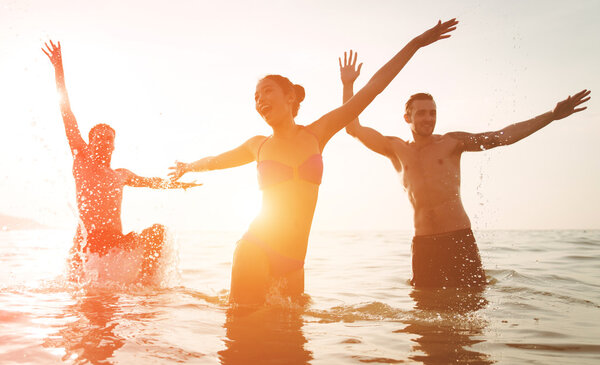 Группа друзей устраивает вечеринку в воде
