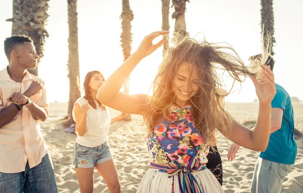 Grup arkadaşıyla sahilde parti yapma — Stok fotoğraf