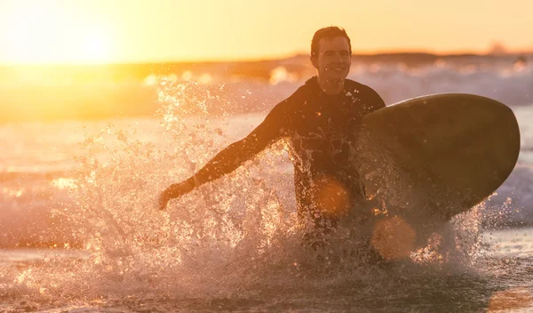 Surfer zabraknie wody — Zdjęcie stockowe