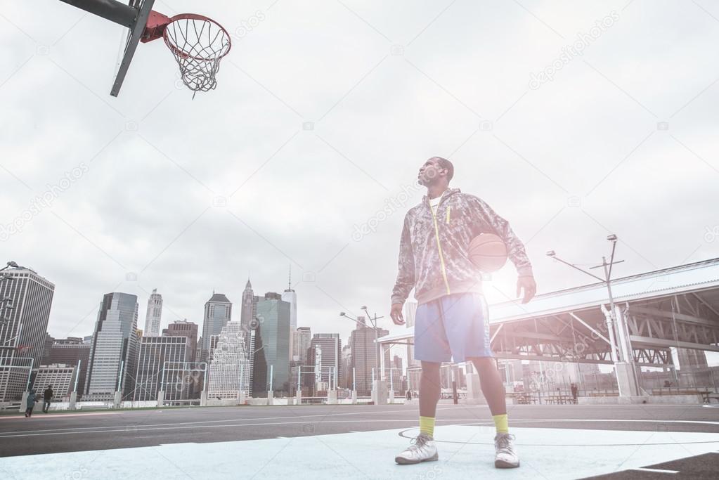 basketball player focus on the basket