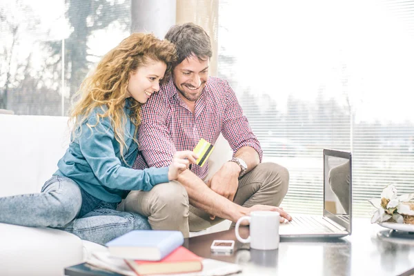 Casal de compras online — Fotografia de Stock