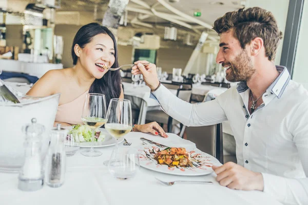 Paar dating in restaurant — Stockfoto