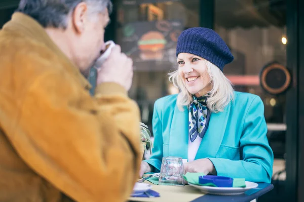 Couple sénior dans un bar cafétéria — Photo