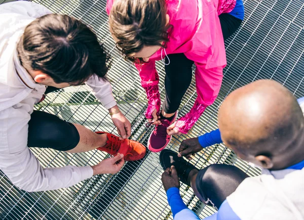 Runners tying shoelaces — Stock Photo, Image