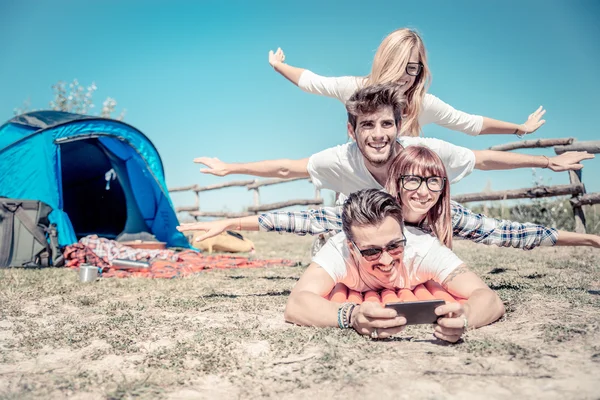 Amigos acampar e tirar selfie — Fotografia de Stock