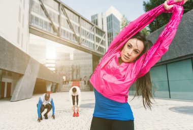 Jogging yapan takım germe yapma