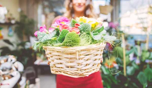 Blumenmädchen in ihrem Geschäft — Stockfoto