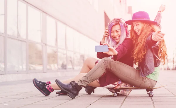 Dvě teen dívky s selfie — Stock fotografie