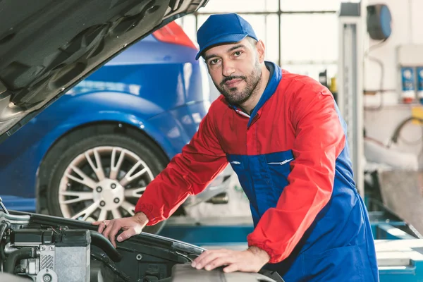 Mechanik portrét v garáži — Stock fotografie