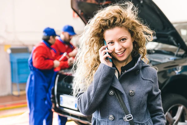 Mujer llamando al servicio de asistencia de coche — Foto de Stock