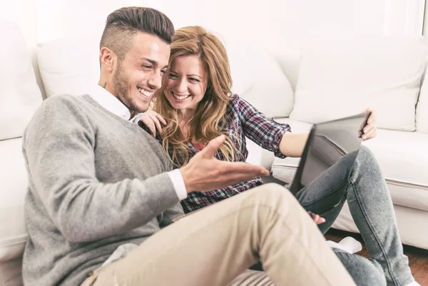 Young happy couple watching a romantic movie — Stock Photo, Image