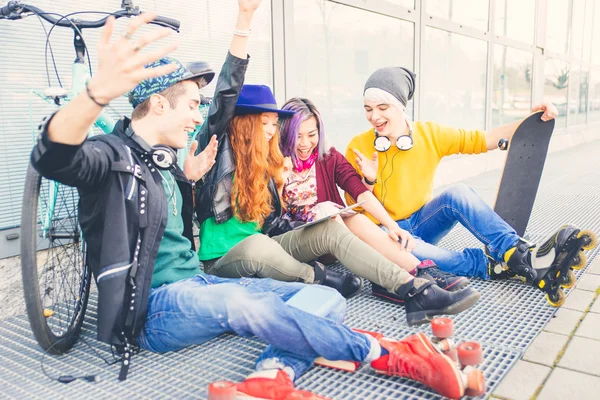 Groupe d'adolescents faisant des activités dans une zone urbaine — Photo