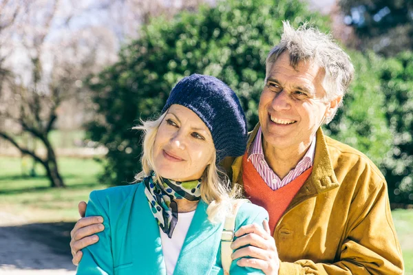 Senior couple in the park — Stock Photo, Image