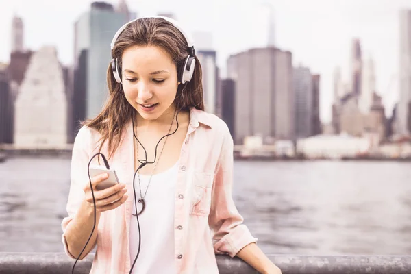 Mulher ouve música ao ar livre — Fotografia de Stock