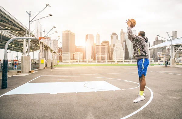 Jogador de basquete tiro — Fotografia de Stock