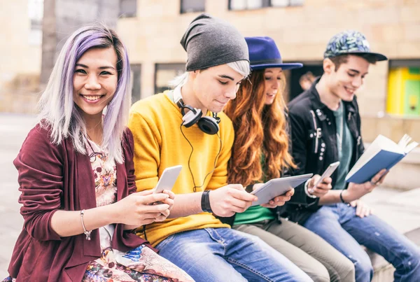 Teens with smartphones and tablet — Stock Photo, Image