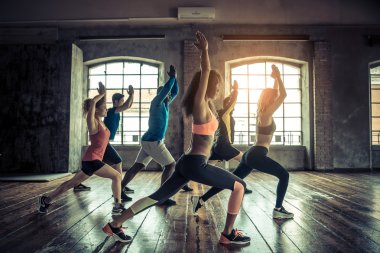 Spor salonunda idman yapıyorum.
