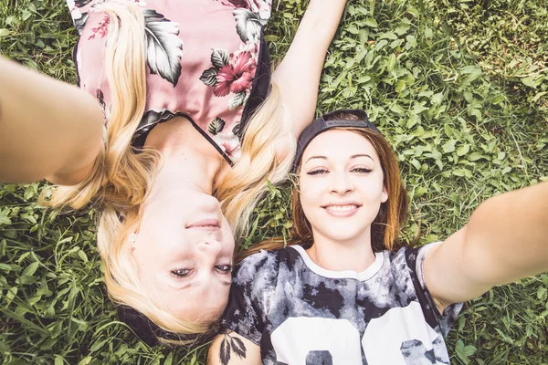 Adolescentes tomando selfie — Foto de Stock