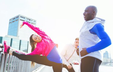 Grup kentsel koşucu bir kentsel alanda spor yapmak