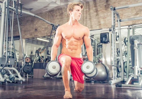 Bodybuilder training hard in the gym — Stock Photo, Image