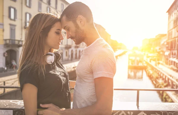 Casal jovem momento apaixonado — Fotografia de Stock