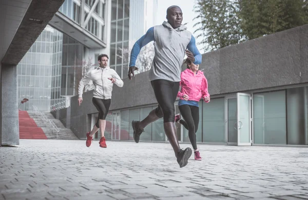 Gruppe von urbanen Läufern, die in einem städtischen Gebiet Sport treiben — Stockfoto