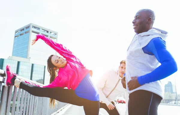 Grupo de corredores urbanos fazendo esporte em uma área urbana — Fotografia de Stock