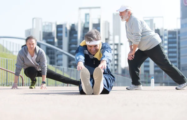 Группа пенсионеров занимается спортом по утрам — стоковое фото