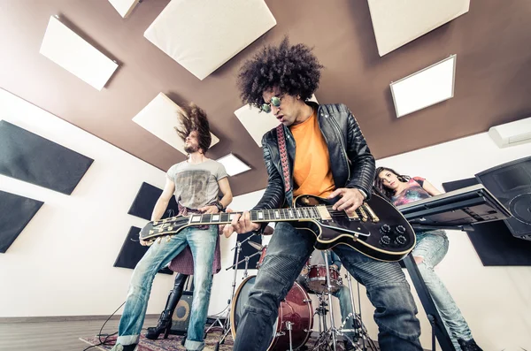 Banda de rock tocando hard rock no estúdio — Fotografia de Stock