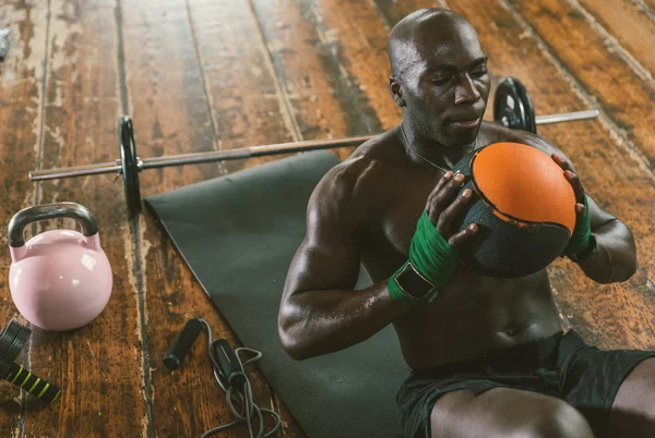 Negro entrenamiento de combate duro en su gimnasio — Foto de Stock