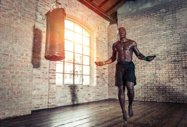 Svart fighter utbildning hårt i hans gym — Stockfoto