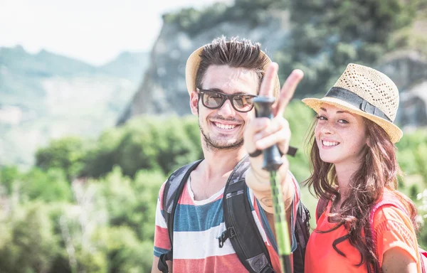 Casal fazendo trekking nas colinas — Fotografia de Stock