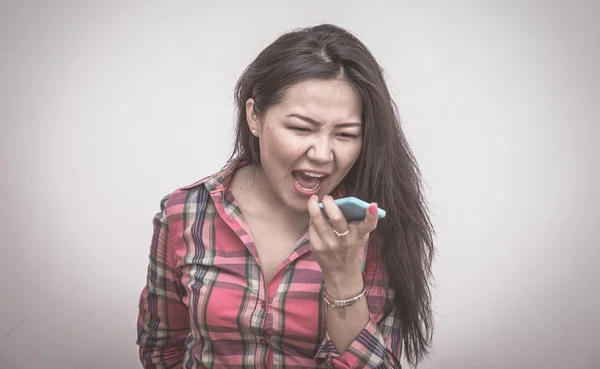 Woman screaming in the smart phone — Stock Photo, Image