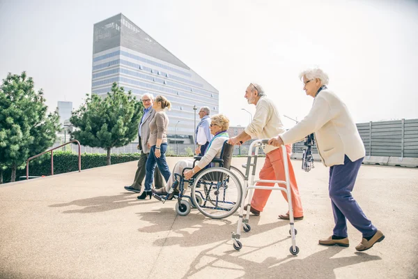Пожилые люди выходят на улицу — стоковое фото