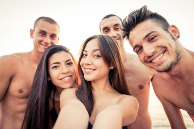selfie alarak arkadaş grubu