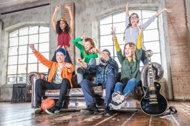 Karışık yarış grup eğleniyor