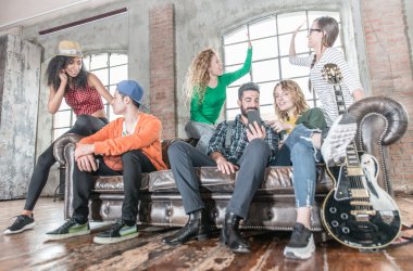 Karışık yarış grup eğleniyor