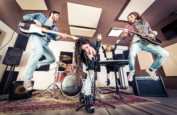 Rockbandet spelar hårdrock — Stockfoto