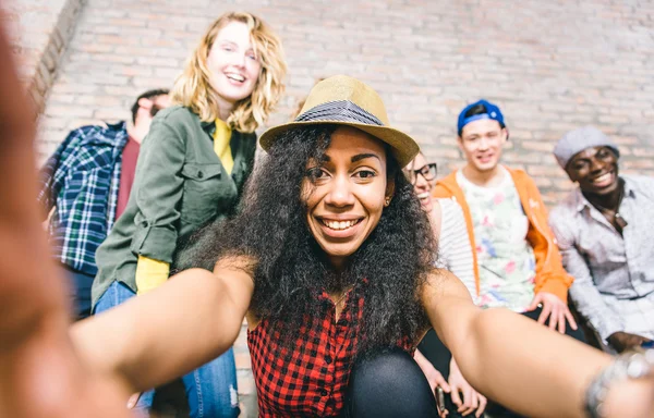 Grupo de amigos se divertindo juntos — Fotografia de Stock