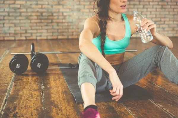 Frau trinkt Wasser nach dem Training — Stockfoto