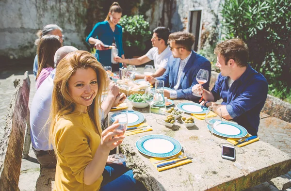 Venner som spiser utendørs – stockfoto