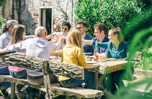 Группа друзей ест на открытом воздухе — стоковое фото