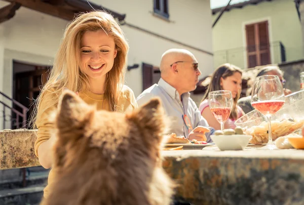 Grupo de amigos comiendo al aire libre — Foto de Stock