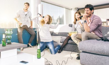 Bir grup arkadaş evde karaoke yapıyor.