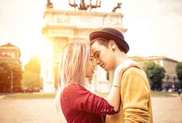 Romantic couple enjoying the sunset watching the monuments in th — Stock Photo, Image