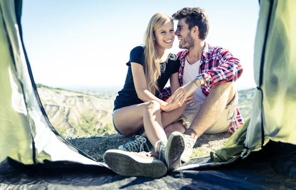 Pareja feliz divirtiéndose en camping — Foto de Stock