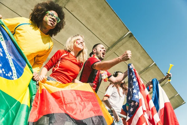 Los aficionados al fútbol apoyan a los equipos en la arena — Foto de Stock