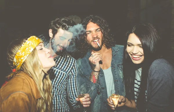 Група друзів влаштовує вечірку на свіжому повітрі. пияцтво і святкування — стокове фото