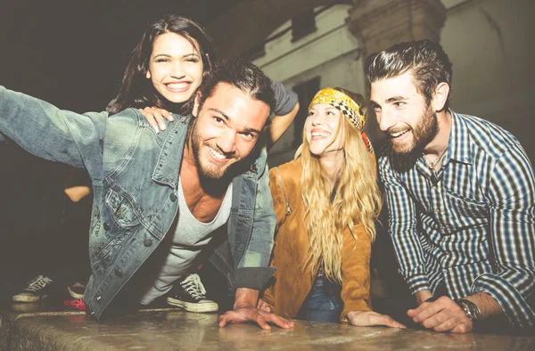 Grupo de amigos sentados en las escaleras y tomando selfie —  Fotos de Stock